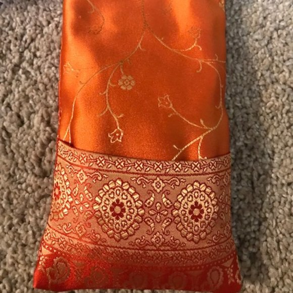 NEW SATIN NECK ROLL W/MATCHING EYE PILLOW. BEAUTIFUL ORANGE/GOLD PATTERN! - Picture 4 of 4